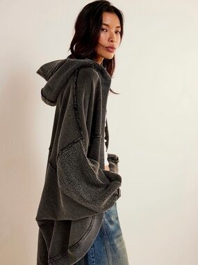Relaxed Raw-Edge Hooded Pullover in Charcoal - Women